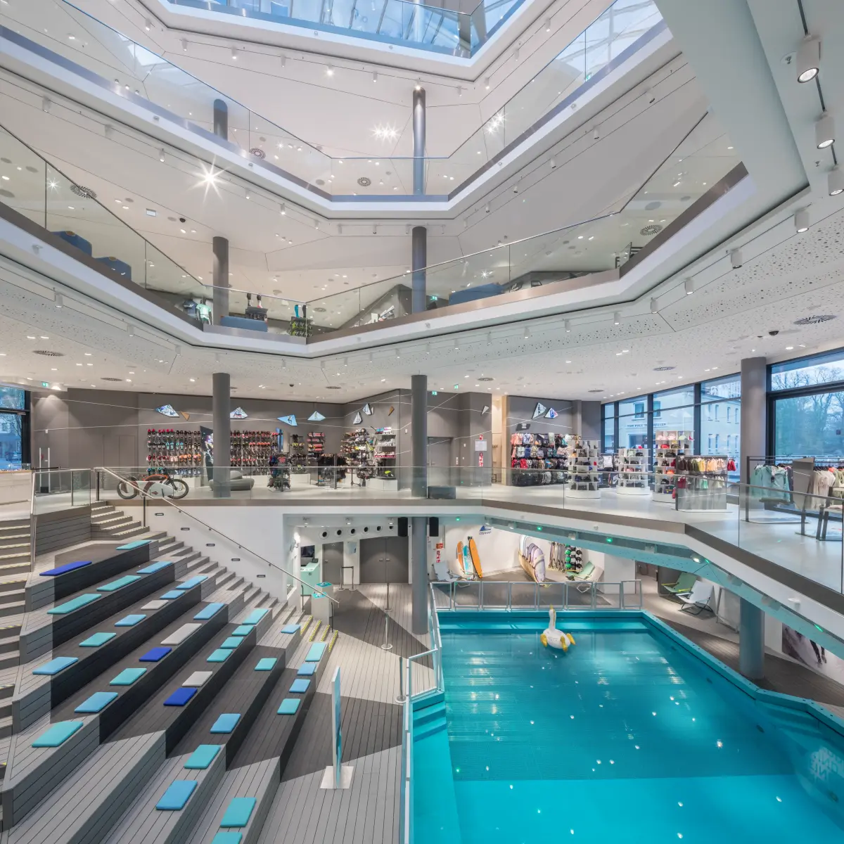 Kaufhaus mit sechseckigen Lichthof und Schwimmbad im Untergeschoss