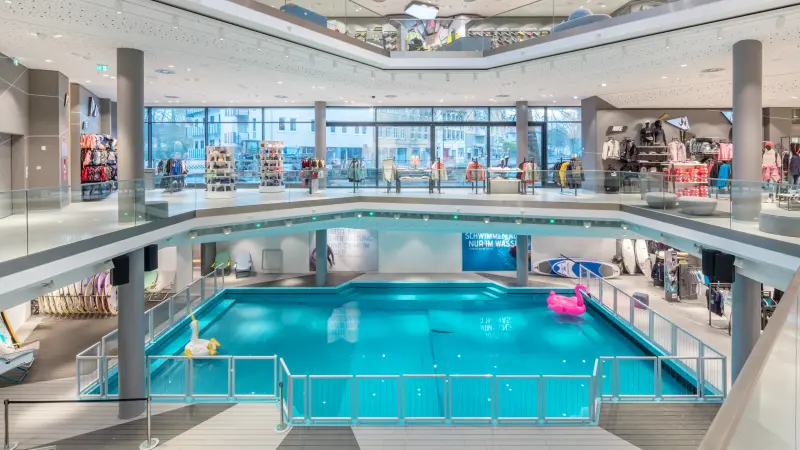 Einkaufshaus mit mehreren Etagen und einem Schwimmbecken im untersten Bereich