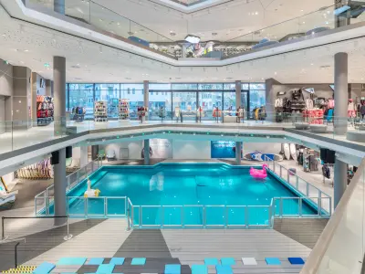 Einkaufshaus mit mehreren Etagen und einem Schwimmbecken im untersten Bereich