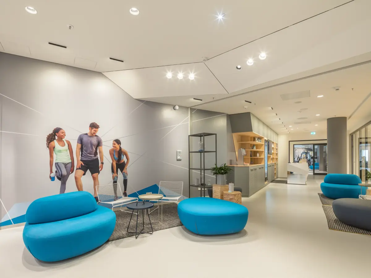 L&T City Gym Eingangsbereich mit Sitzmöglichkeiten 