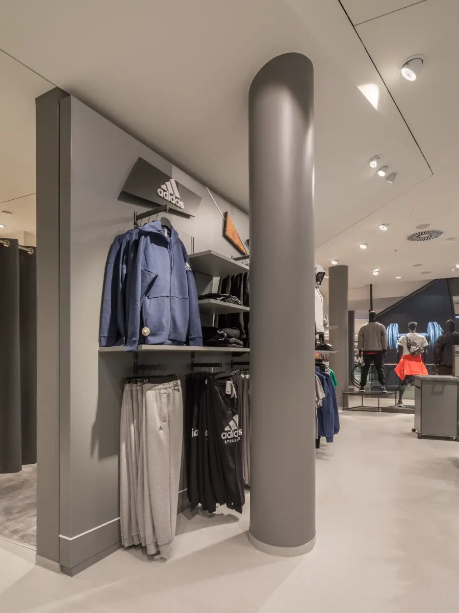 Ladenfläche mit Säule und Sportkleidung