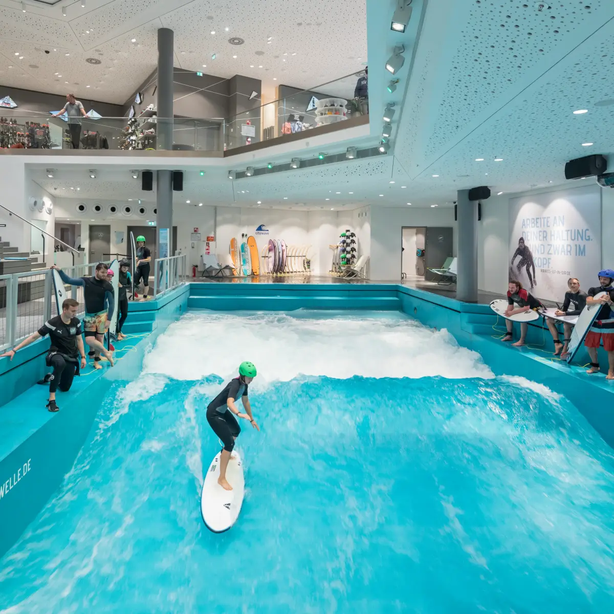 Surfer auf der Hasewelle