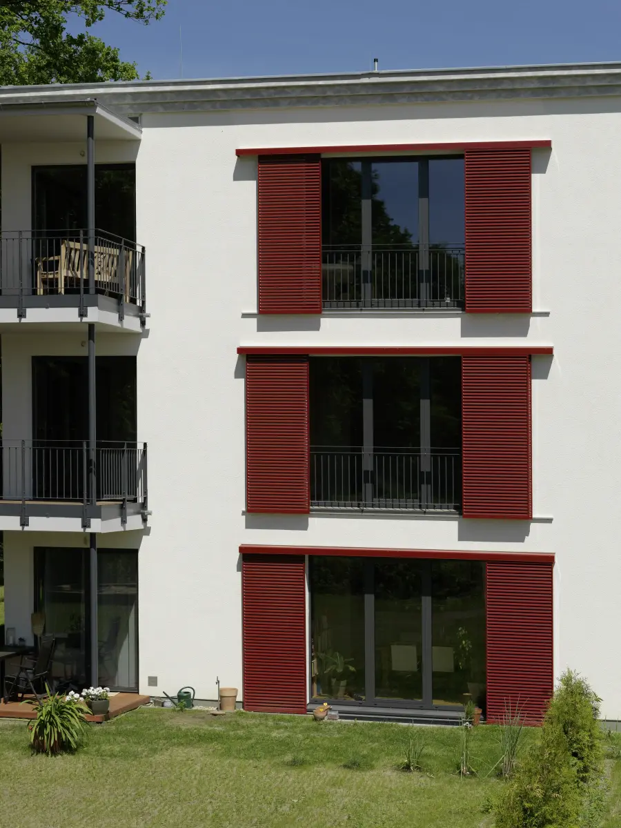 Detailansicht von Fenstern und Fensterläden des Wohnhauses An der Sandscholle, Potsdam 6
