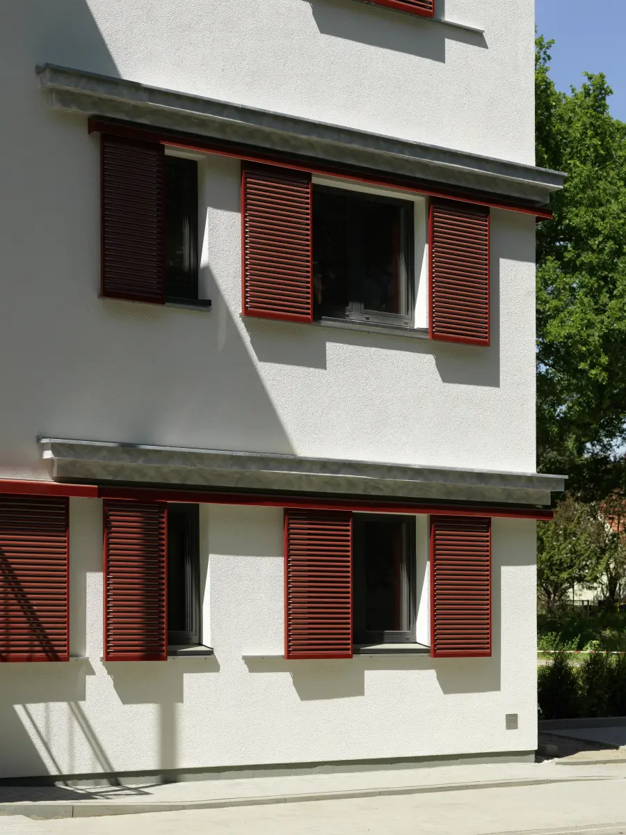Wohnhaus An der Sandscholle, Potsdam mit braunroten Schiebeläden 4