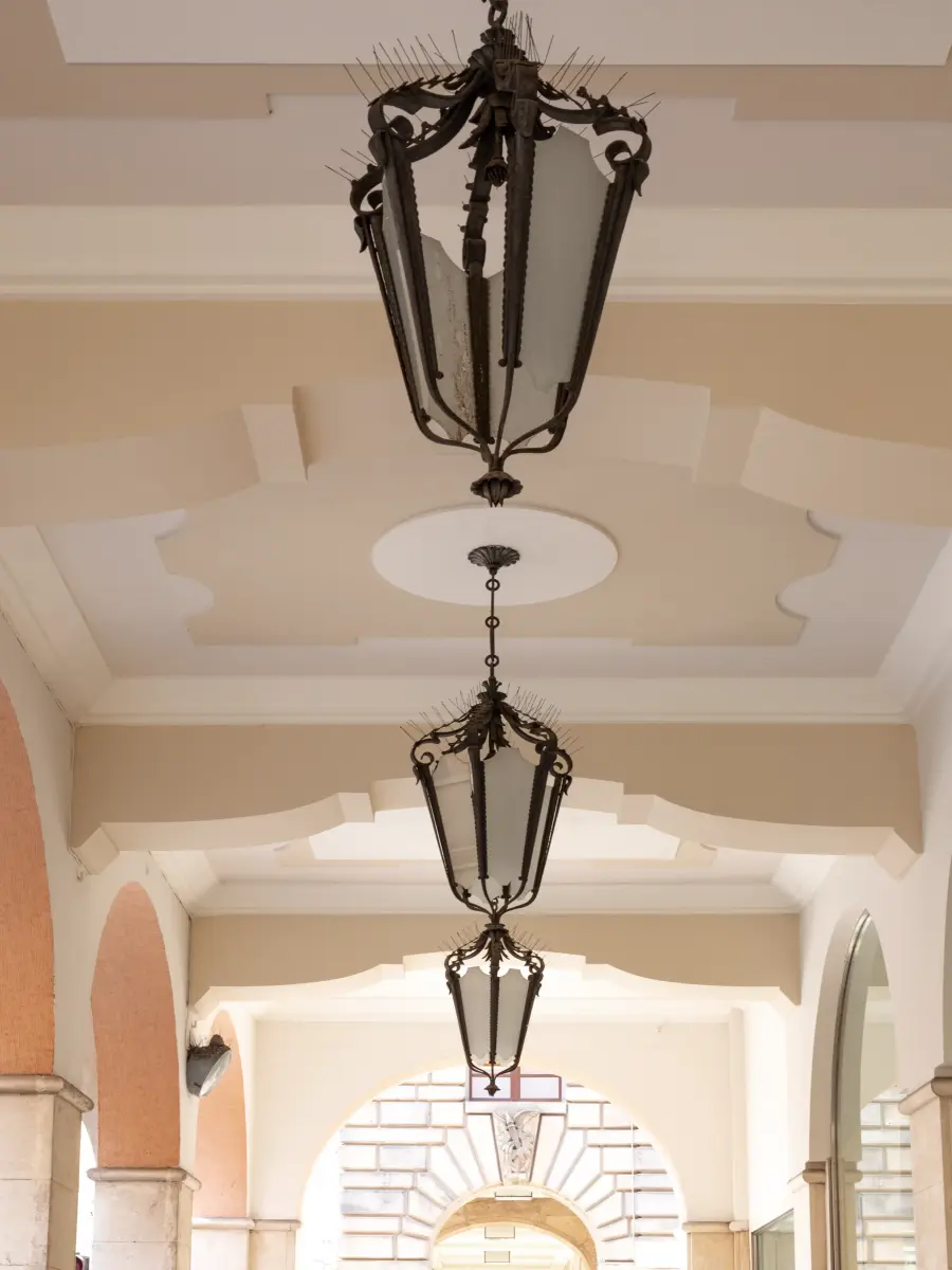 Deckenlampen unter Säulen