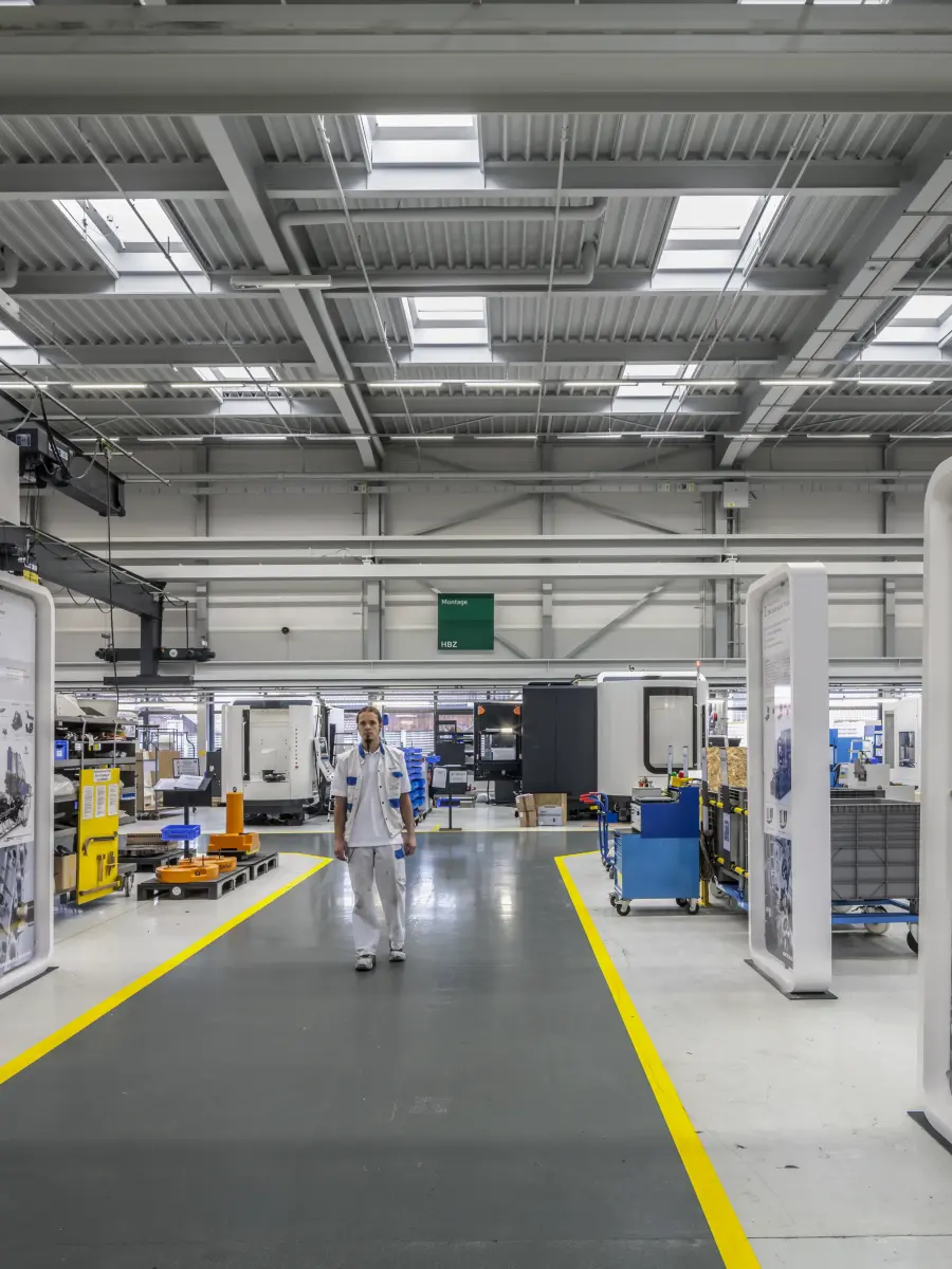 Mitarbeiter in Produktionshalle 
