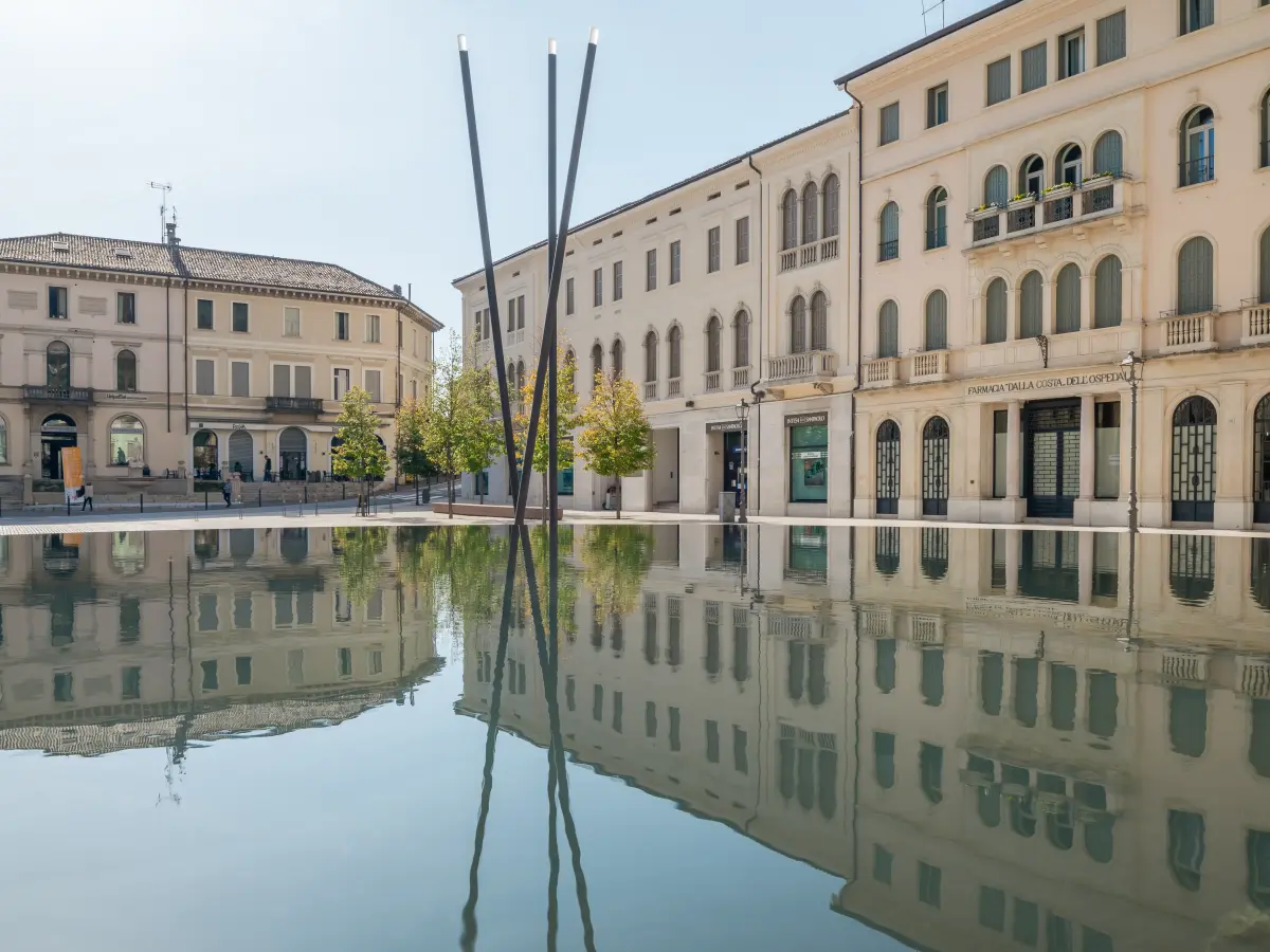 Großes Gebäude mit vielen Fenstern am See