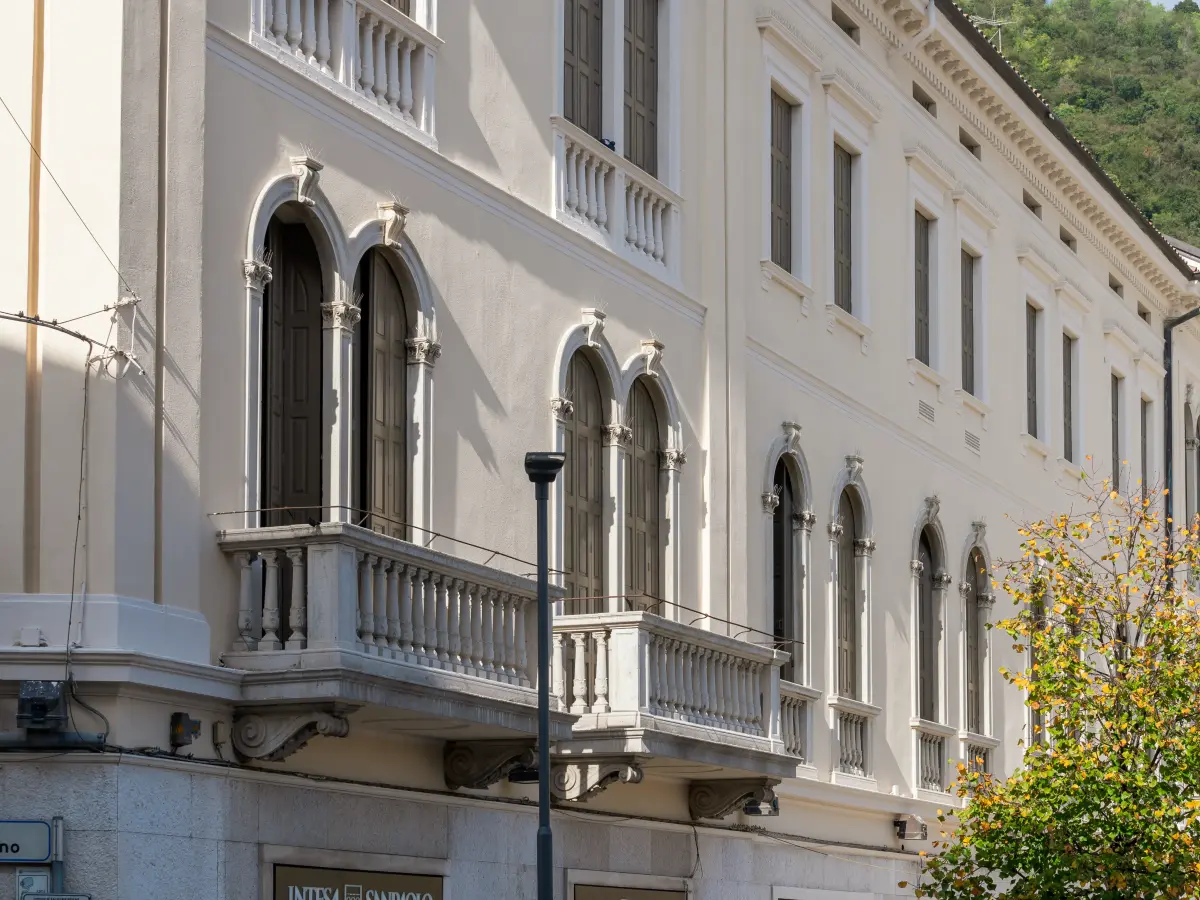 Viele Fenster und kleine Balkone zieren die Hauswand