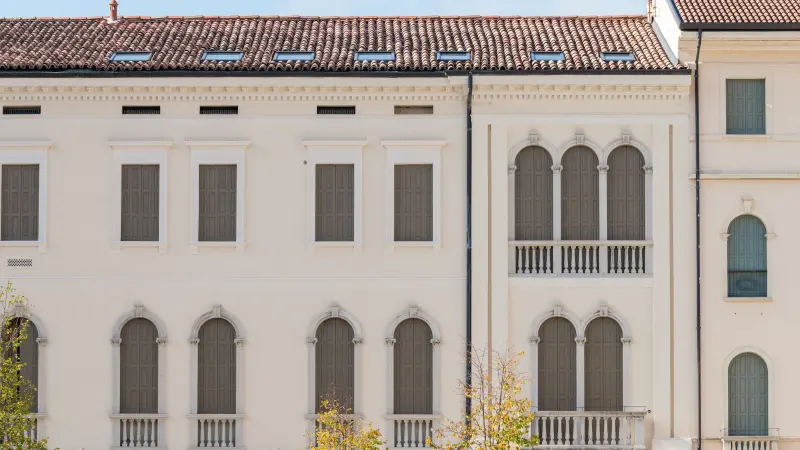 Hohes Gebäude mit vielen Fenstern von der Seite