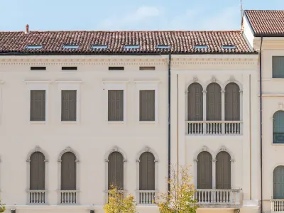 Hohes Gebäude mit vielen Fenstern von der Seite