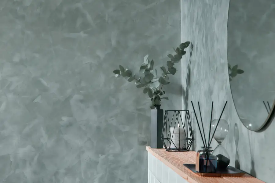Mamorierte Wand und Sideboard mit Deko-Elementen