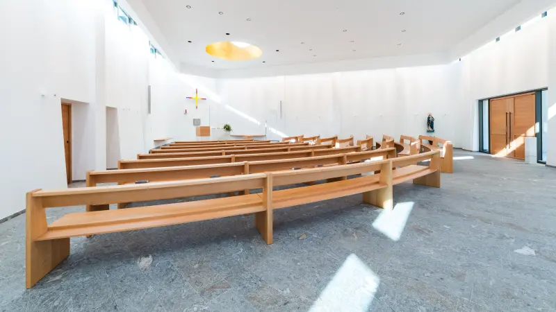 helles Interieur einer Kirche