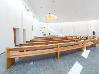 helles Interieur einer Kirche