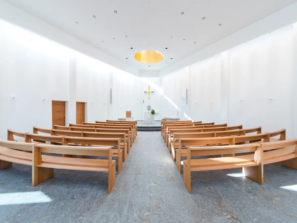 helles Interieur einer Kirche