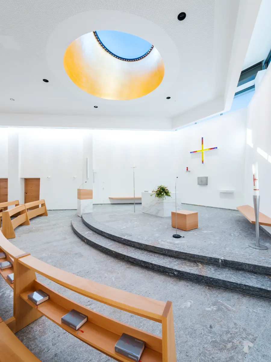 helles Interieur einer Kirche