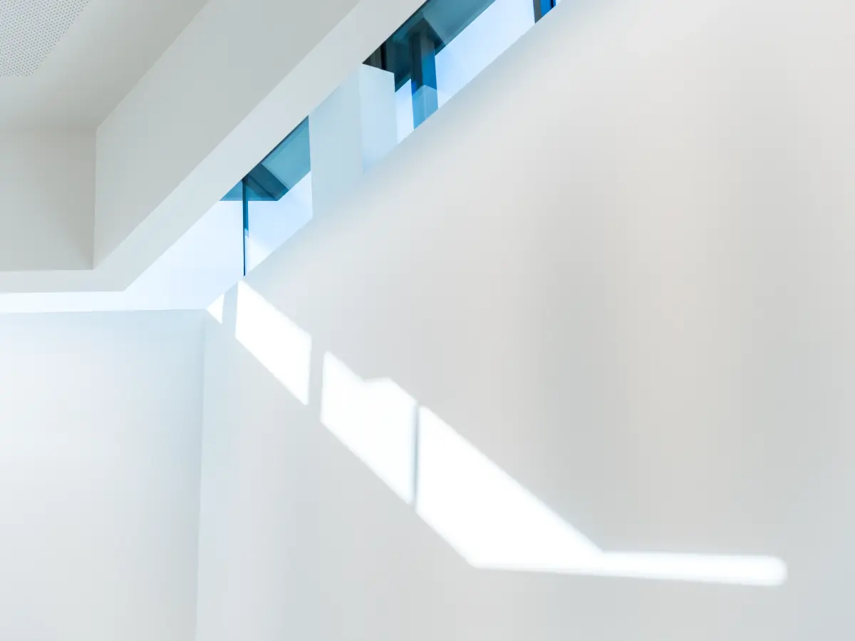 helles Interieur einer Kirche