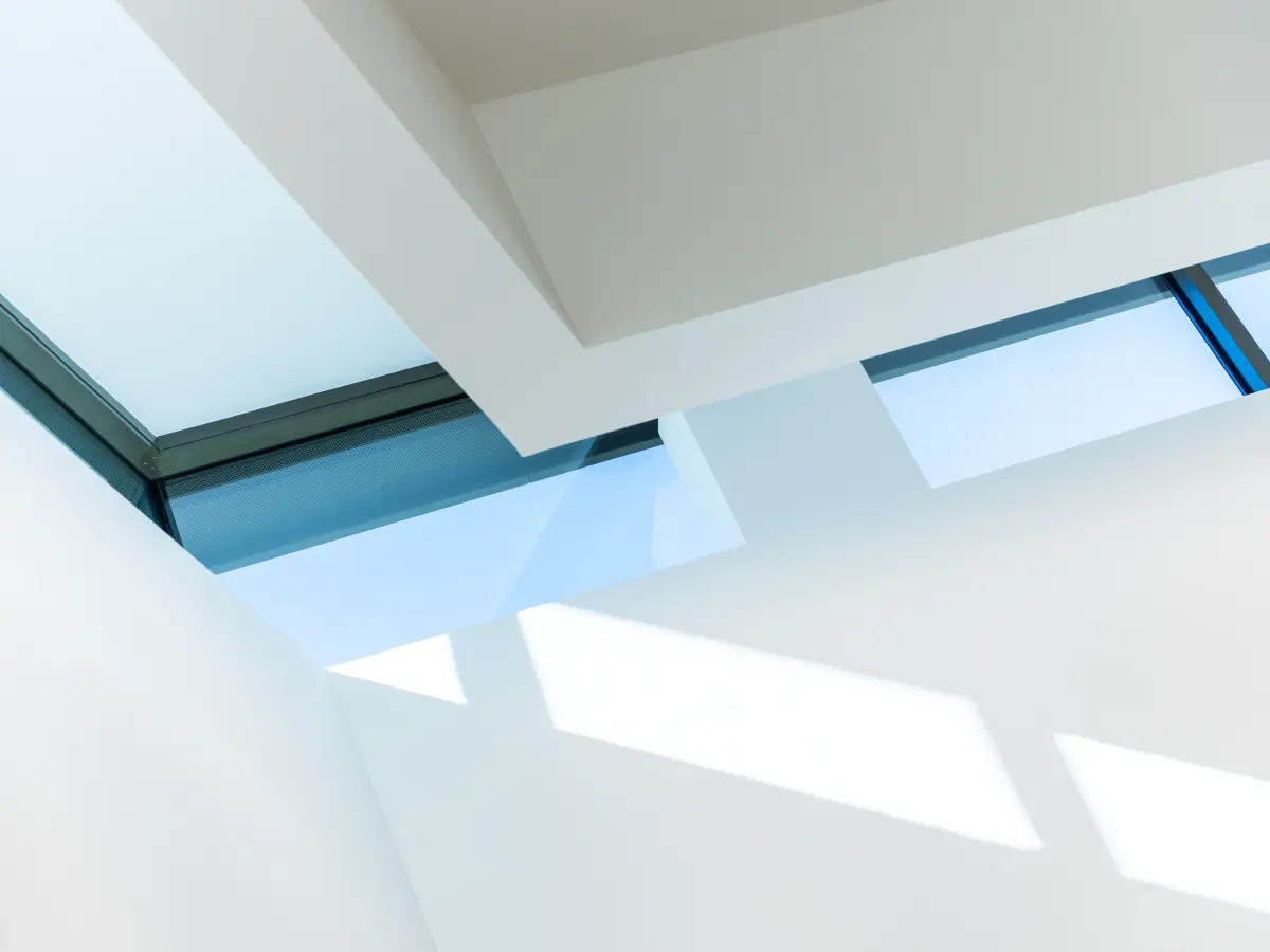 helles Interieur einer Kirche