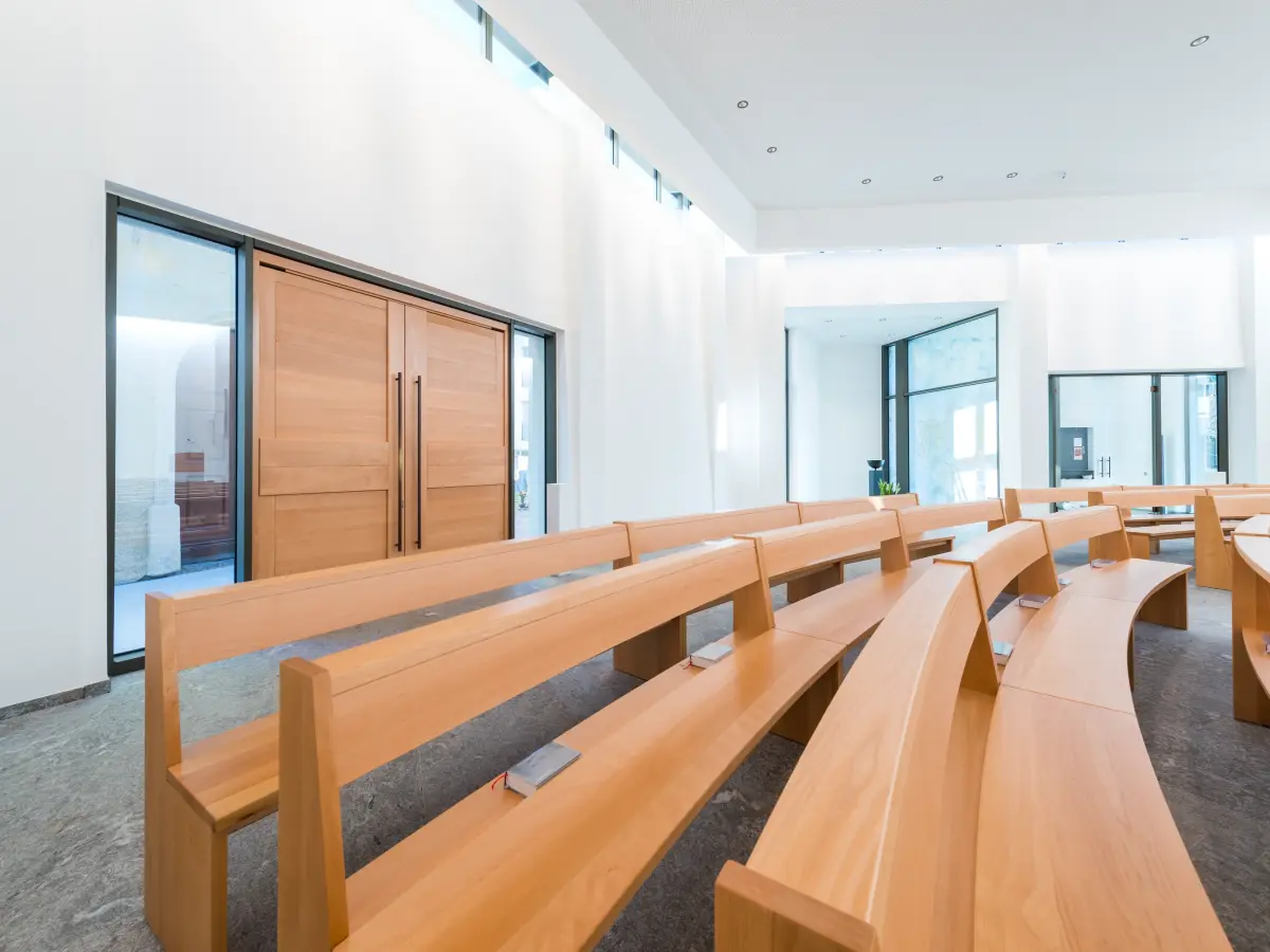 helles Interieur einer Kirche