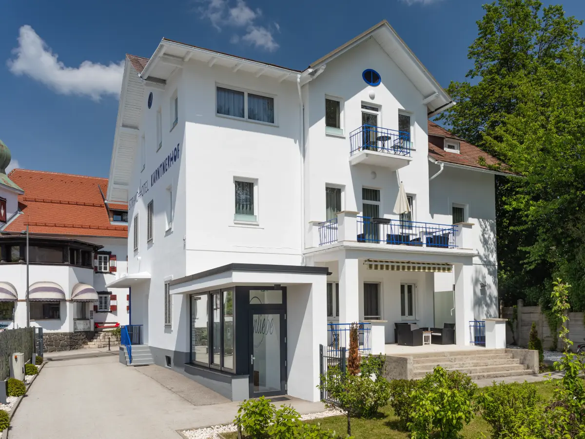 Gesamtansicht des Kärtnerhofs in Pörtschach. 