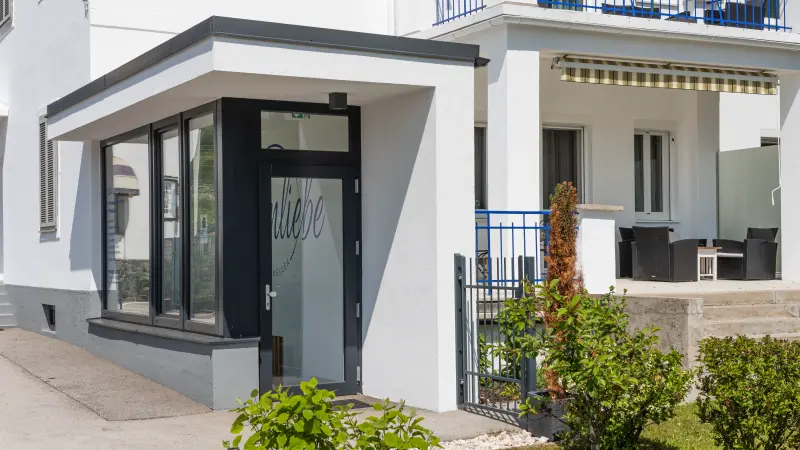 Eingang des Kärtnerhofs in Pörtschach. 