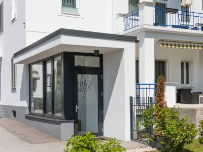 Eingang des Kärtnerhofs in Pörtschach. 