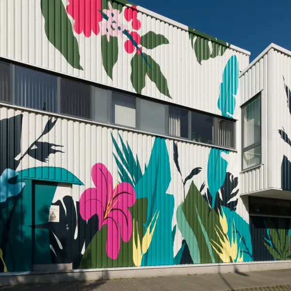 Eine Lagerhallte mit Lack bearbeitet