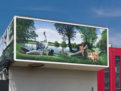 Betonkopf mit Gemälde von Wildtieren im Wald an einem See