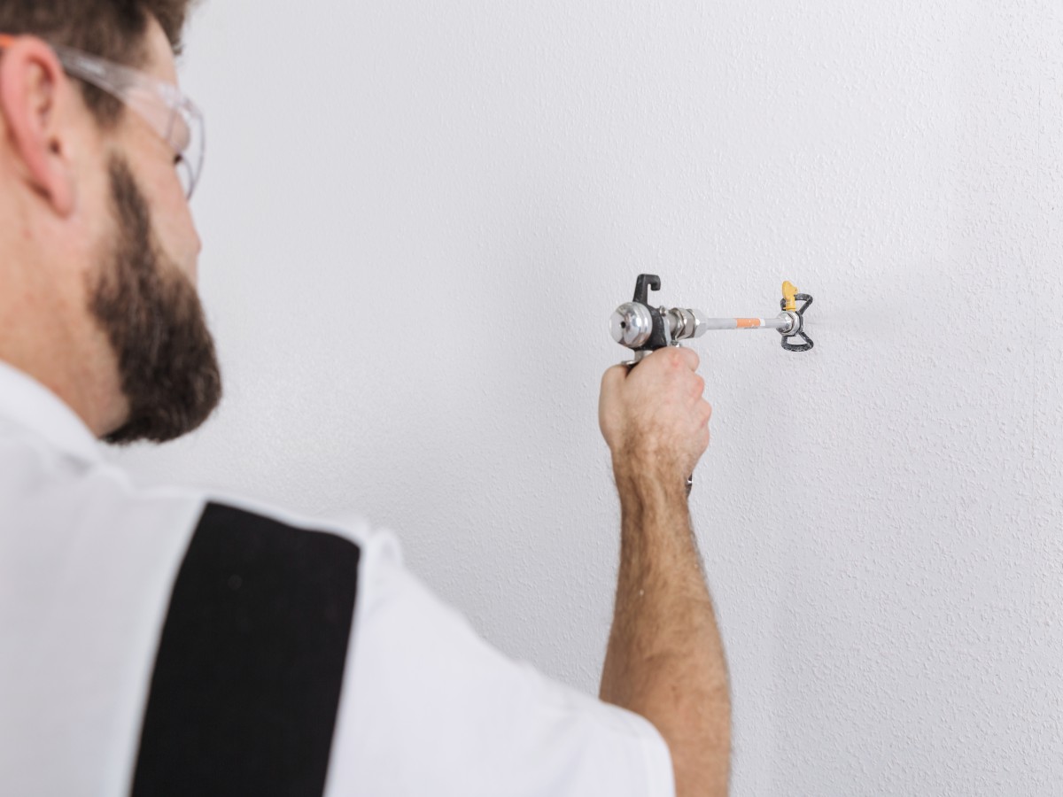 Farbeimer beim Streichen