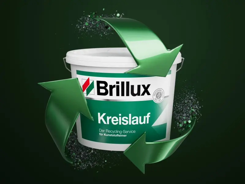 Ein Brillux Farbeimer mit Kreislauf-Symbolen darum