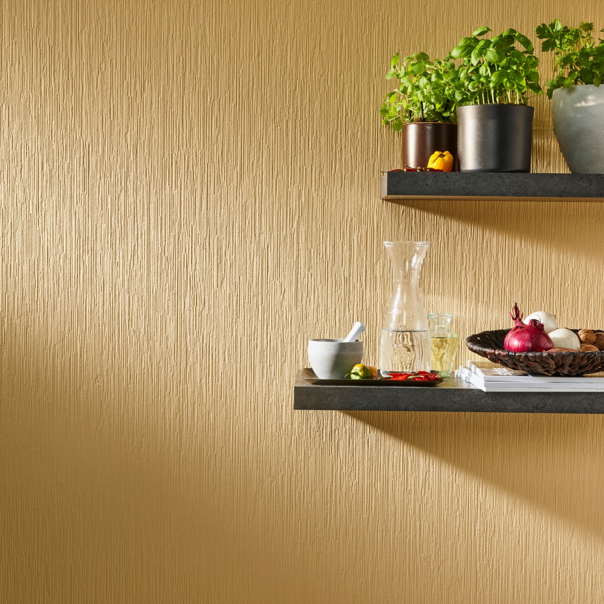 Gelbe Wand mit Regalbrettern