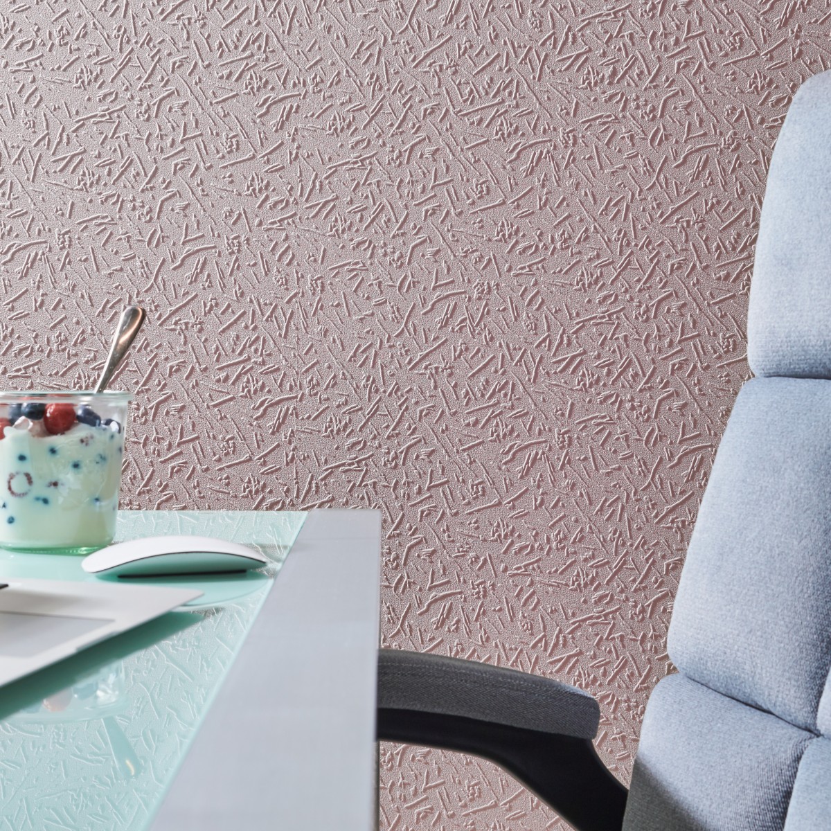 Rosane Wand und Müsli auf dem Tisch