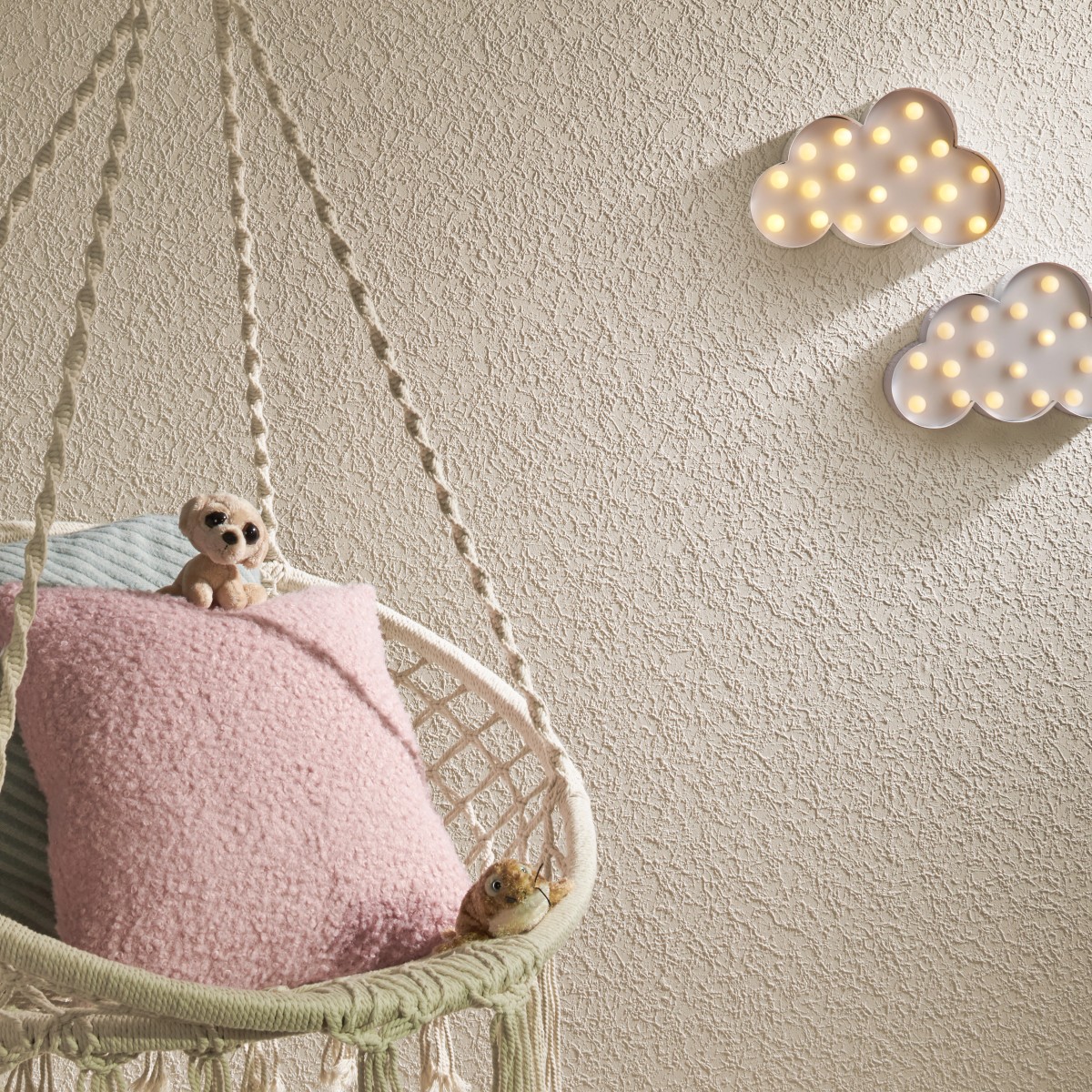 Wand mit Wolken und Kissen