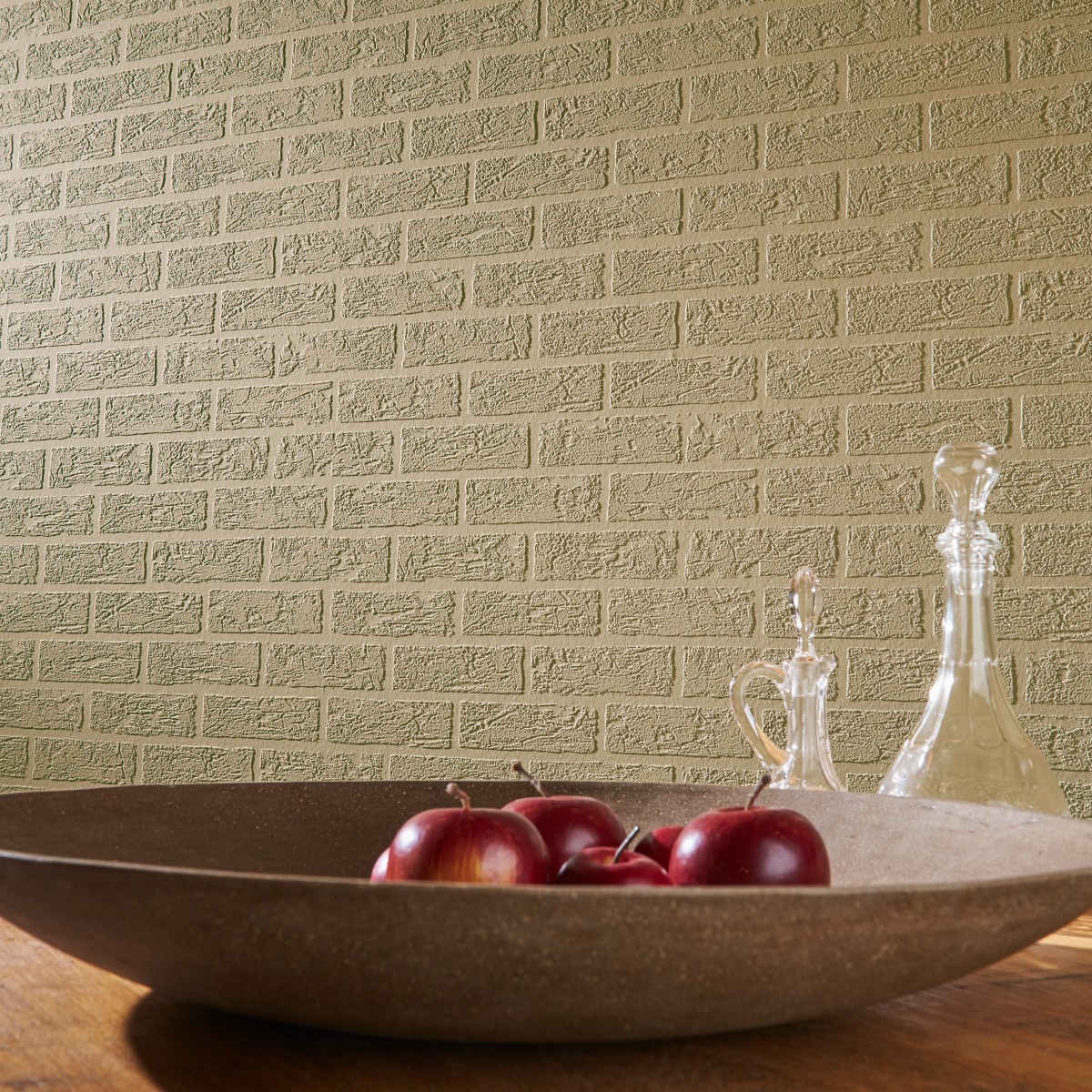 Steinwand und Schale mit Obst