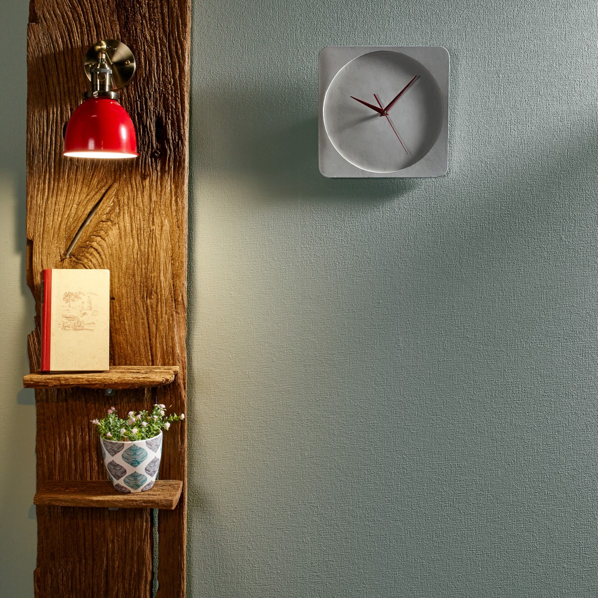 Helle grüne Wand mit Uhr