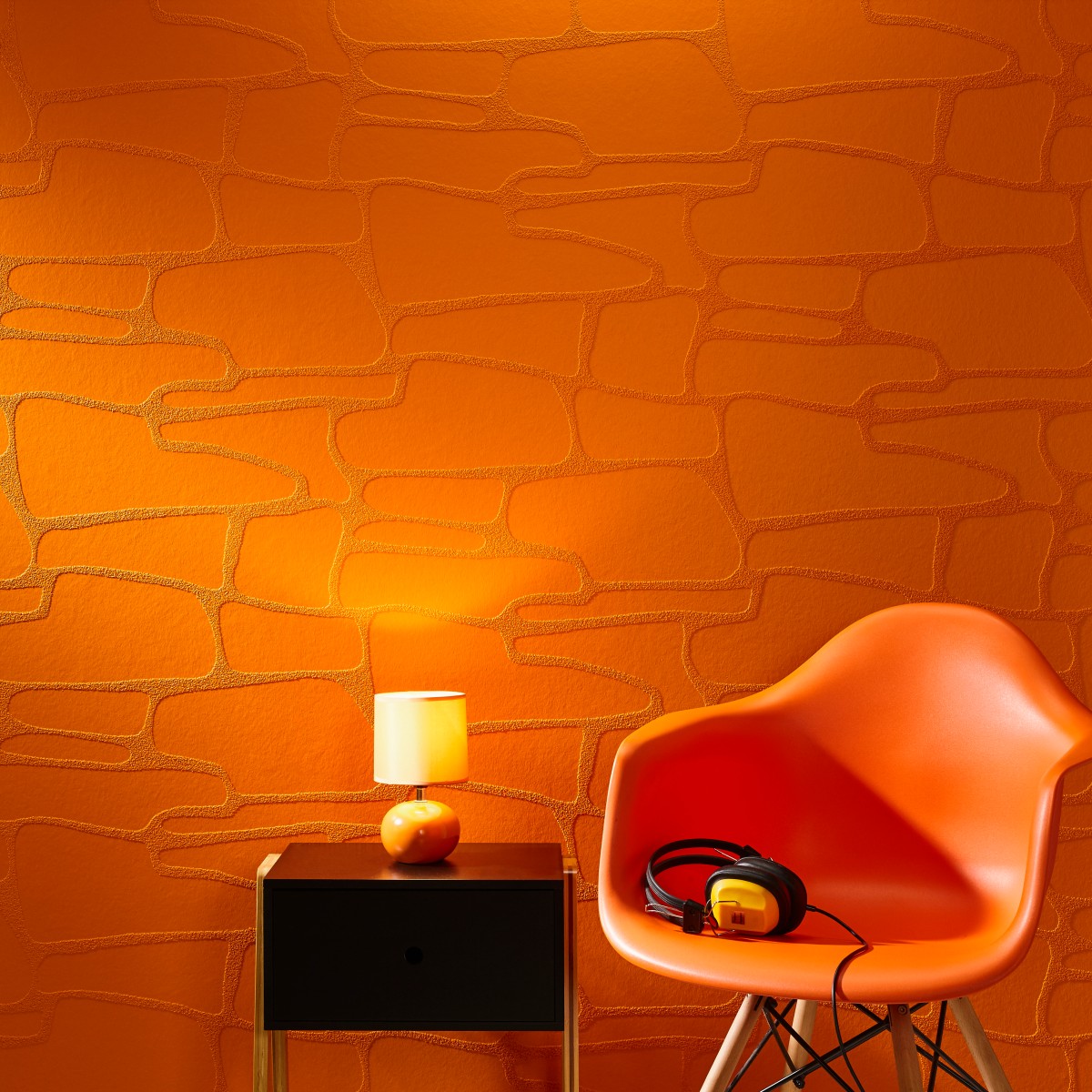 Orangener Stuhl und Wand