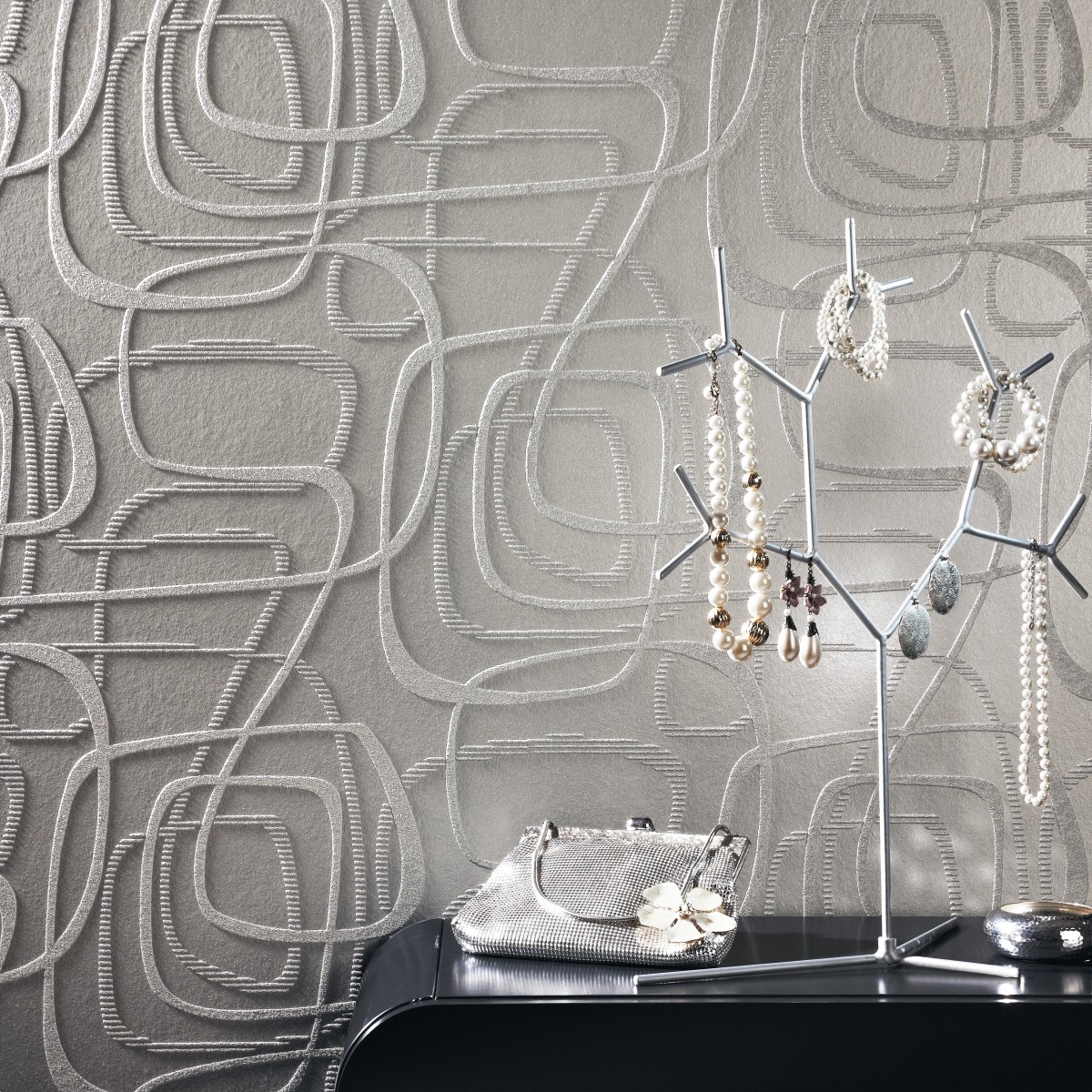 Graue Wand mit Schmuck-Ständer