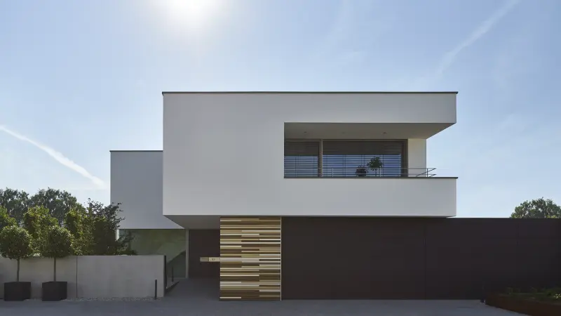Fassade eines weißen Gebäudes