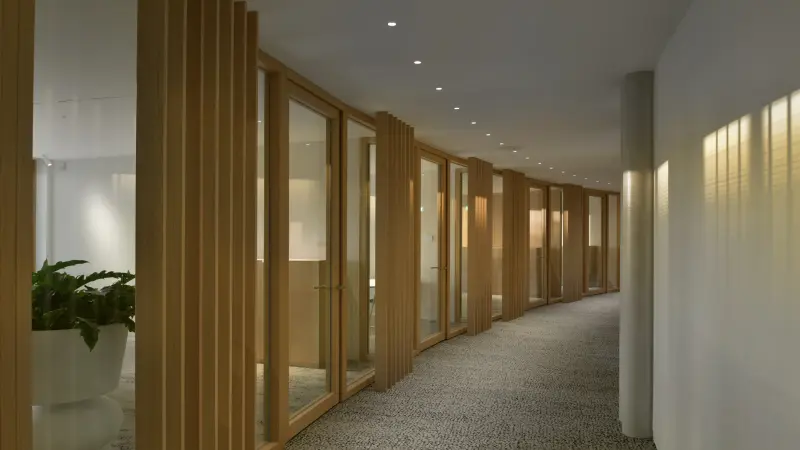 Bürobesprechungsräume verkleidet mit Holzlatten