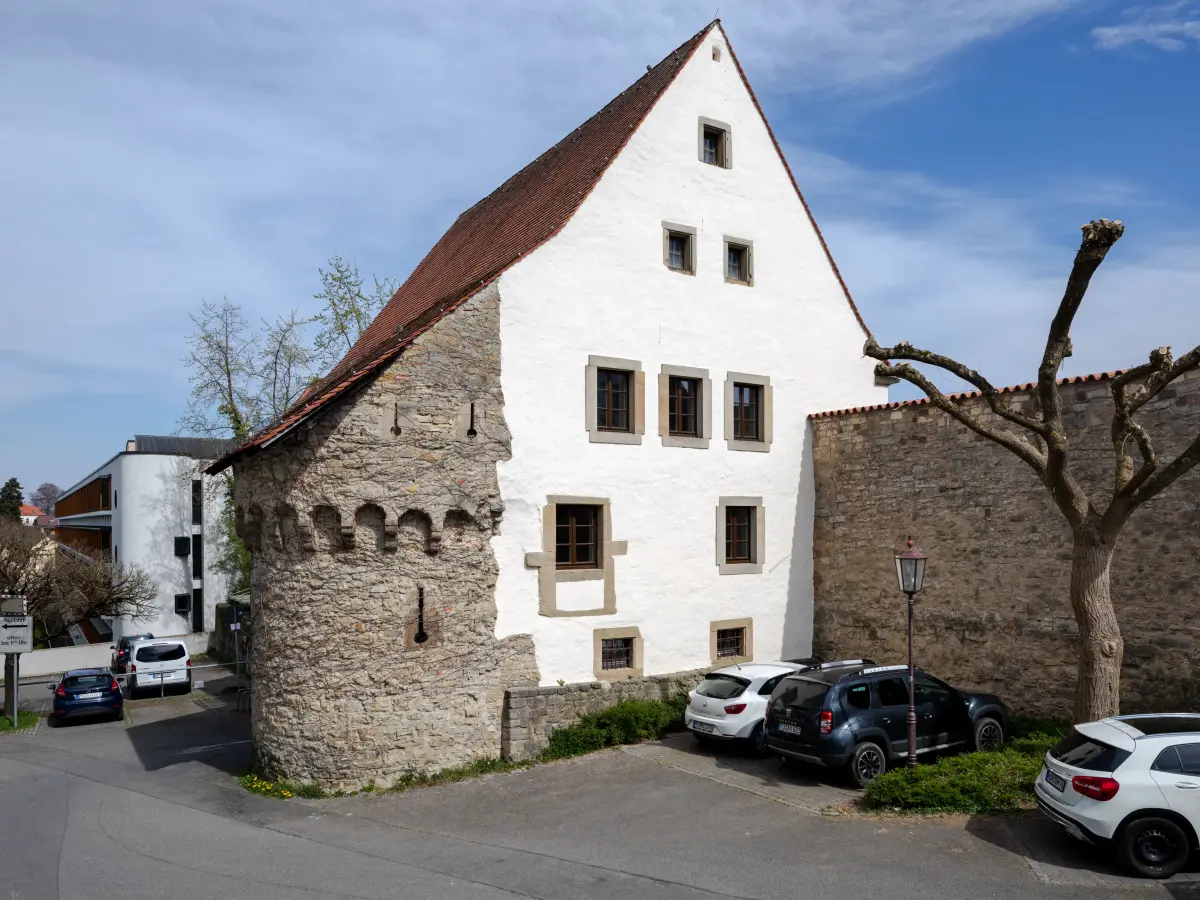 Rückseite des Gebäudes mit Resten der mittelalterlichen Stadtmauer