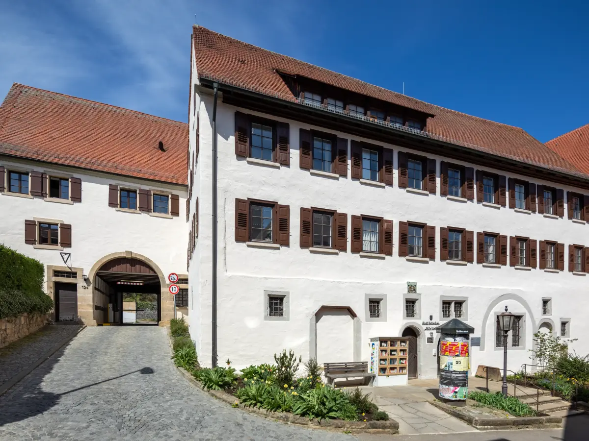gesamtes Bauwerk mit rundem Torbogen