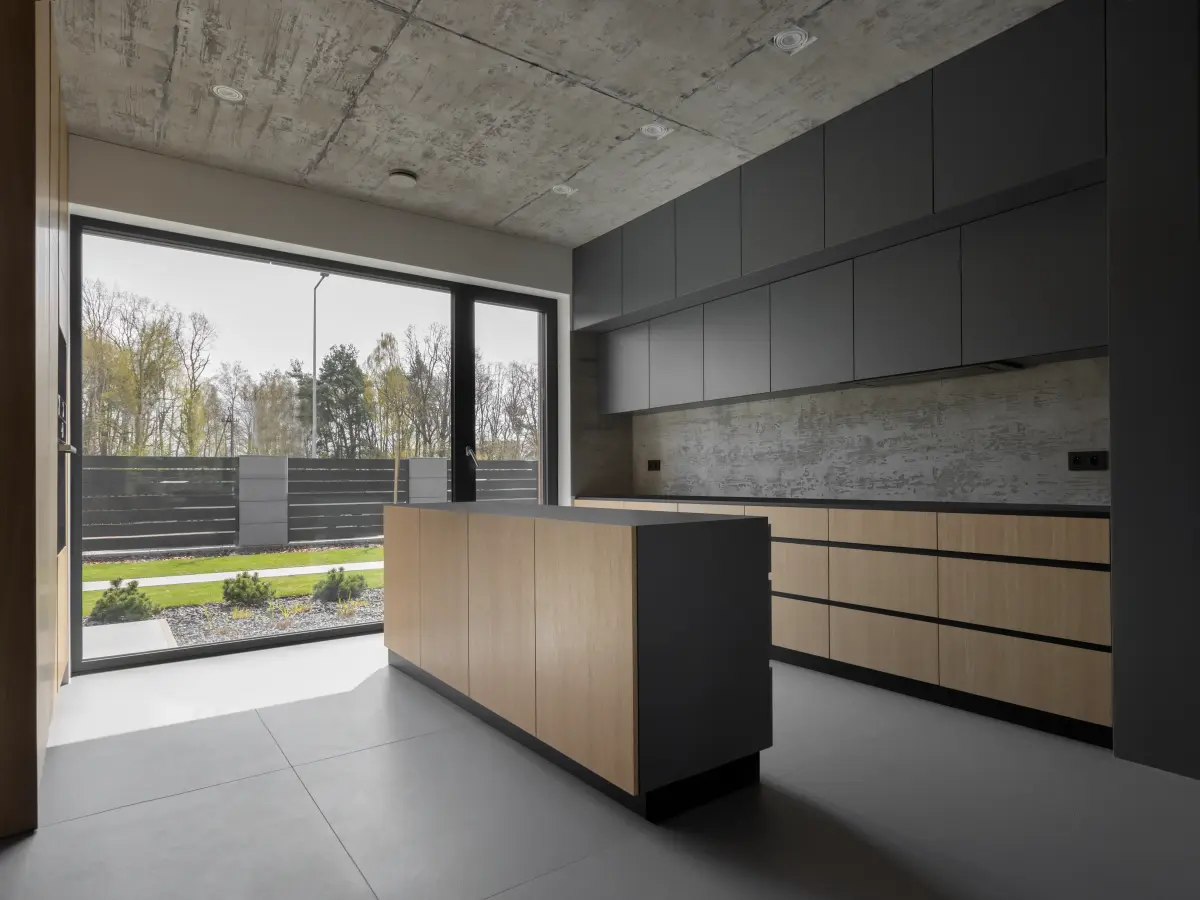 Sehr offene große graue Küche mit Holzoptik