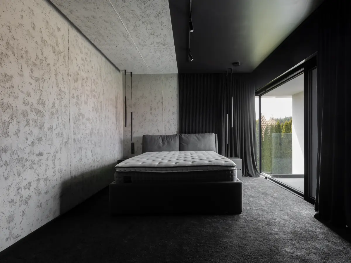 Dunkles graues schlichtes Schlafzimmer