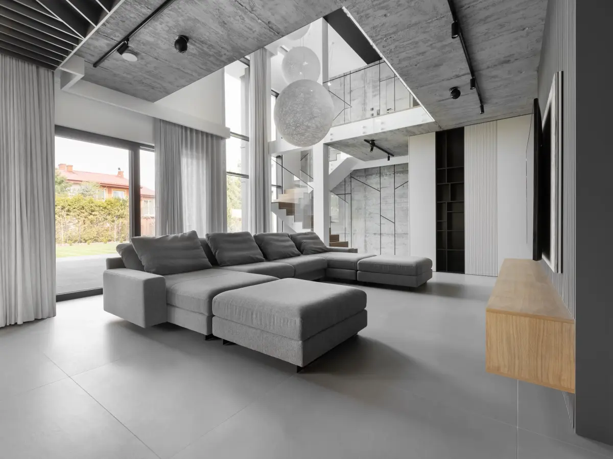 Großes offenes Wohnzimmer mit starken grauweißen Kontrasten