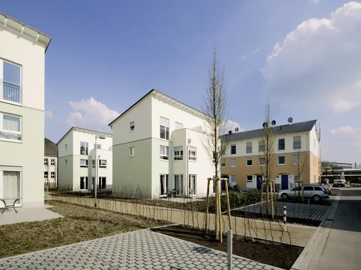 ein Wohnkomplex mit begrünter Fassade