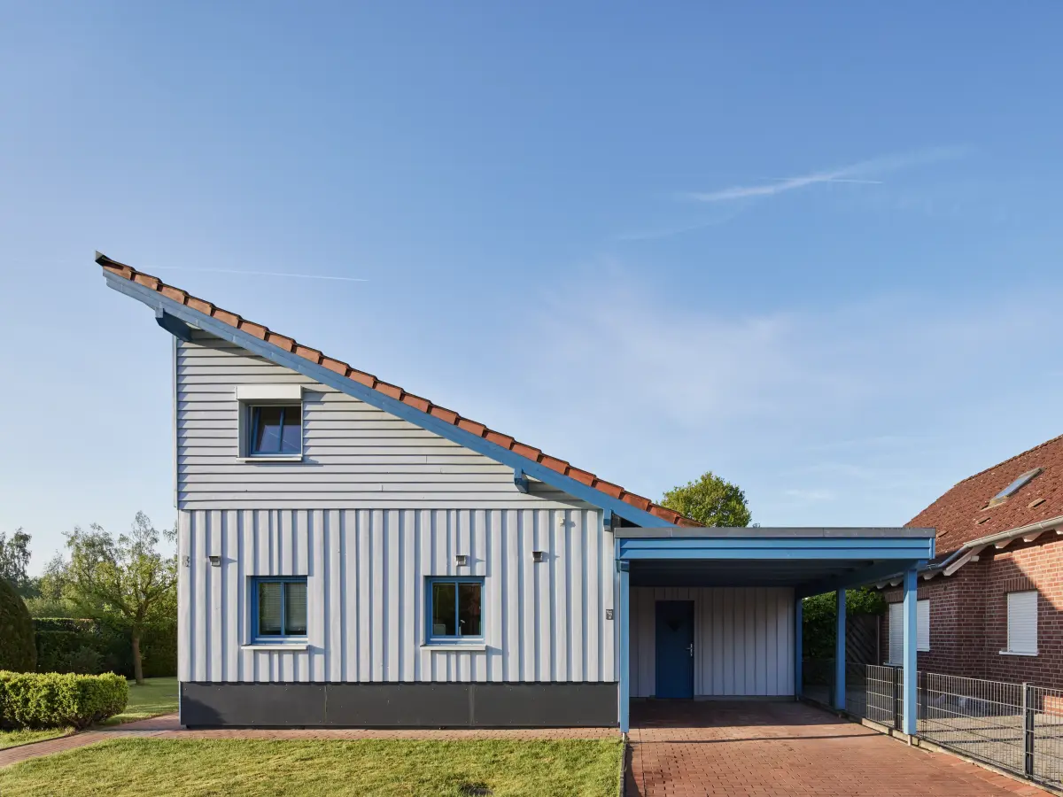 Wohnhaus mit einseitiger Dachschräge