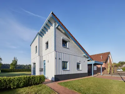 Hölzerne Außenfassade Wohngebäude 