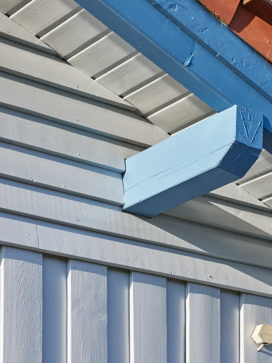 Weiße Holzlatten und hellblaue 