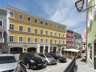 Gesamtansicht des Stadthauses in Schärding. 