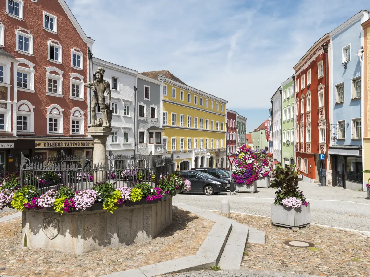 Das Stadthaus in Schärding im Straßenbild.