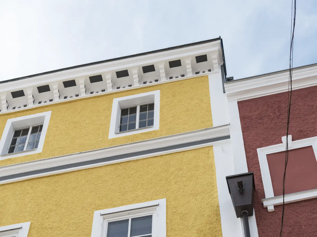 Ansicht der Geschossgesimse und Dachuntersichten des Stadthauses in Schärding. 